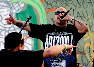 Julio César Quezada conmueve la muchedumbre durante la Fiesta de Mayo de la Sunnyside Neighborhood Association en 2011. Foto de AmigosNAZ