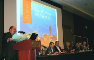 Brandon Kavanagh, secretario de Flagstaff Forty, un grupo de dirigentes de negocios, presenta miembros del panel en el programa “El Arizona Que Quisieramos 2.0: El Caso para la Acción” el 29 de mayo en el High Country Conference Center en Flagstaff. Fotos por Frank X. Moraga / AmigosNAZ 