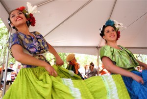 Ballet Folklórico de Colores de Flagstaff, arriba, y Mosaico Flamenco, derecha, será uno de los artistas en la 41 ª Fiesta Anual del Tlaquepaque el 13 de septiembre en Sedona.