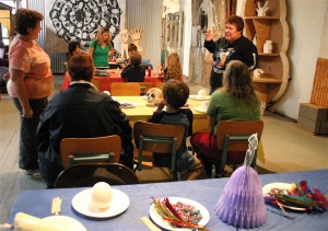 Los jóvenes reciben consejos sobre cómo decorar sus calaveras de azúcar durante una clase presentada por Flagstaff Nuestras Raíces durante la Celebración del Día de los Muertos de 2013 en la Galería de Arte Snowdrift en Winslow. Foto: Frank X. Moraga / AmigosNAZ ©2014  