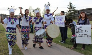 Local students from a local cultural education program show their support for reduced tuition rates for DACA students. Photo by Eduardo Tapia ©2015